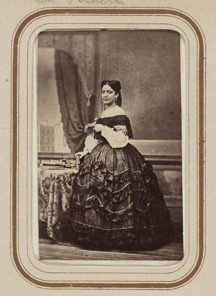 Retrato de cuerpo completo de la soprano mexicana Ángela Peralta, hacia 1870.