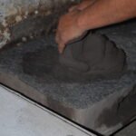 Artesana trabaja el barro en el taller La Trinidad, Puebla; fotografía de archivo.