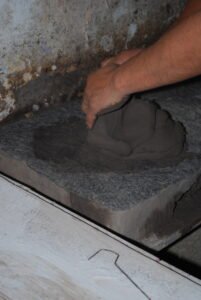 Artesana trabaja el barro en el taller La Trinidad, Puebla; fotografía de archivo.
