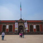 Fachada de la Biblioteca de México en abril de 2017. Fotografía de archivo; no documenta la Bienal del Cartel de 2026.