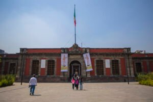 Fachada de la Biblioteca de México en abril de 2017. Fotografía de archivo; no documenta la Bienal del Cartel de 2026.