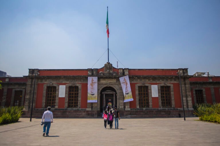 Fachada de la Biblioteca de México en abril de 2017. Fotografía de archivo; no documenta la Bienal del Cartel de 2026.