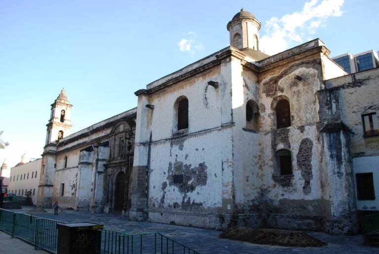 Fachada del Claustro de Sor Juana sobre San Jerónimo, en 2010. Archivo: no muestra el estado actual ni la jornada de 2026.