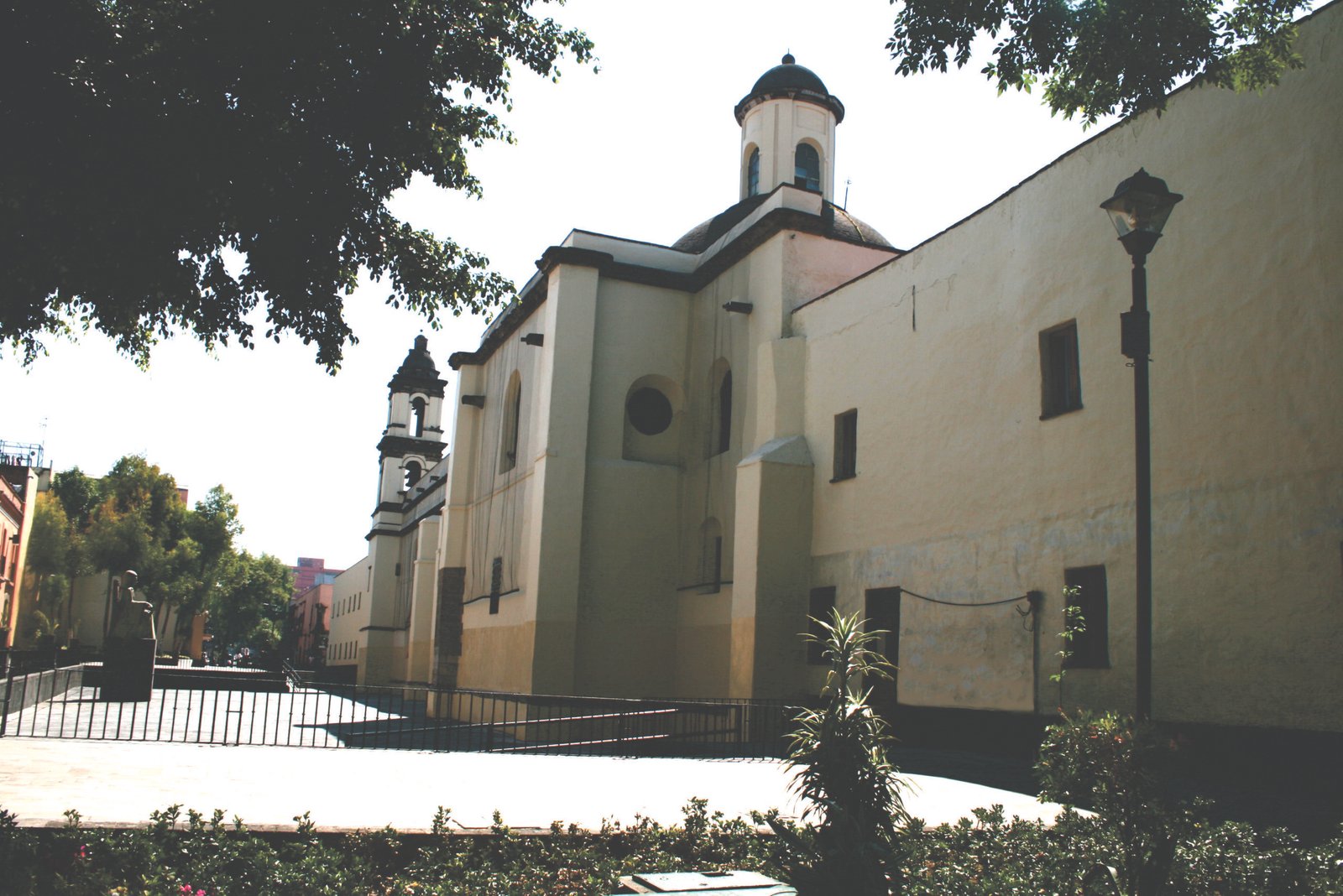 Fachada trasera del Claustro de Sor Juana en marzo de 2011; fotografía de archivo, no del festival de 2026.