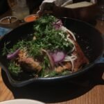 Platillo de carnitas de pato servido en Cosme, Nueva York. Fotografía de archivo ilustrativa de cocina mexicana contemporánea.