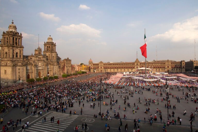 Vista panorámica del Zócalo durante el desfile de Día de Muertos del 28 de octubre de 2017; archivo, no corresponde a 2026.
