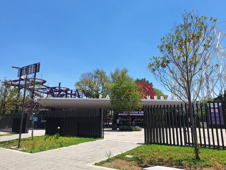 Entrada de Aztlán Parque Urbano en Ciudad de México, fotografía de archivo de abril de 2025.