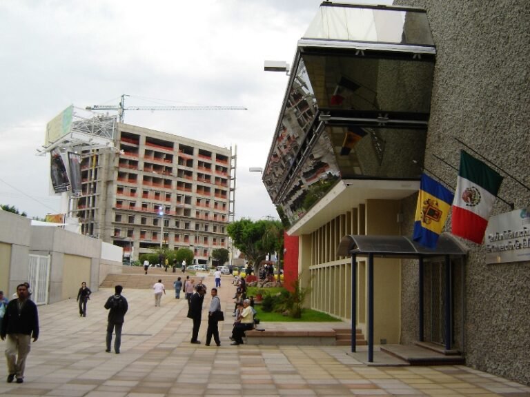 Vista de archivo de Expo Guadalajara y bandera de Guadalajara.