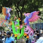 Gallitos, de Roberto Guillén Flores, taller Arte Nitzul, en el desfile de 2022. Foto de archivo del Centro de Documentación MAP; no corresponde a 2026.