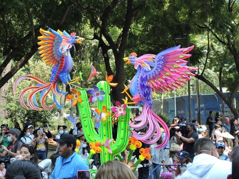 Gallitos, de Roberto Guillén Flores, taller Arte Nitzul, en el desfile de 2022. Foto de archivo del Centro de Documentación MAP; no corresponde a 2026.