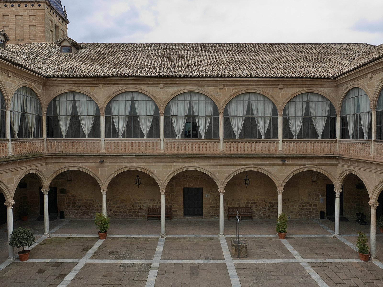 Patio del Hospital de Santiago en Úbeda, archivo de abril de 2022, no imagen del foro de 2026.