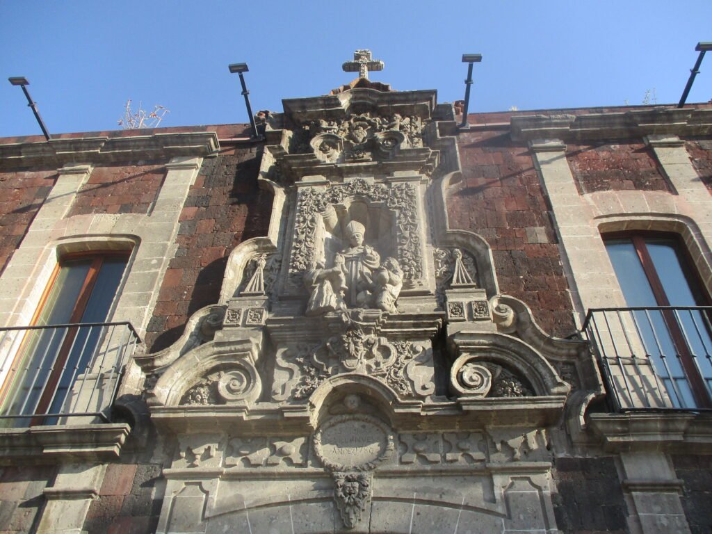 Detalle de la fachada histórica del Museo Kaluz en enero de 2023; archivo, no exposición de Mucha de 2026.
