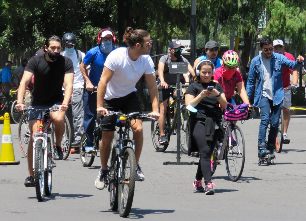 Participantes del programa Muévete en Bici en Paseo de la Reforma, fotografía de archivo de 2020; no muestra el paseo nocturno de 2026.