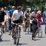 Participantes del programa Muévete en Bici en Paseo de la Reforma, fotografía de archivo de 2020; no muestra el paseo nocturno de 2026.