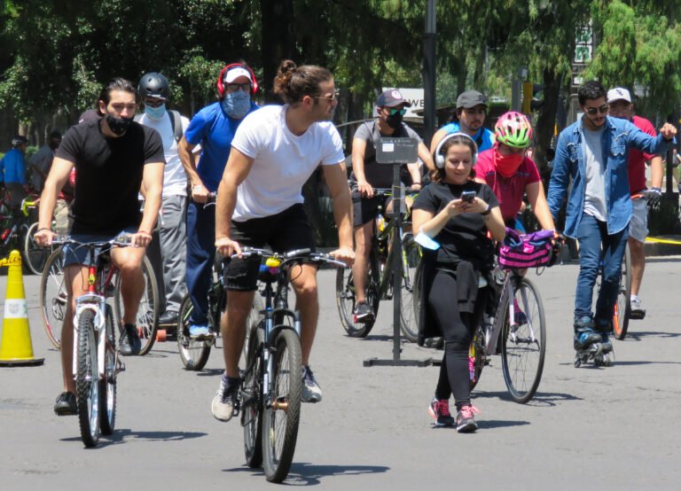 Participantes del programa Muévete en Bici en Paseo de la Reforma, fotografía de archivo de 2020; no muestra el paseo nocturno de 2026.