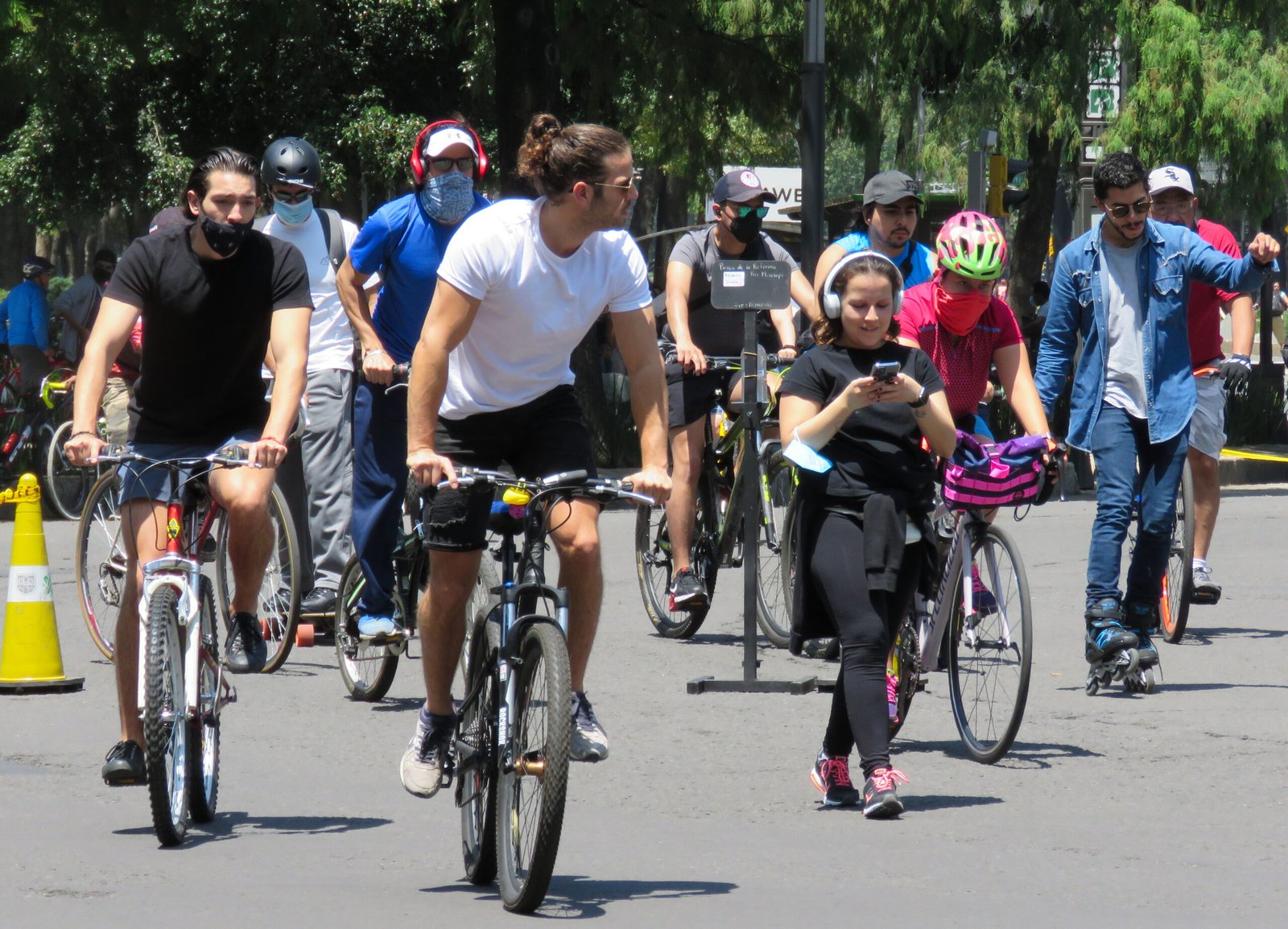 Participantes de Muévete en Bici en Reforma; fotografía de archivo de 2020, no del paseo nocturno de 2026.