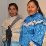 Dos mujeres mazahuas en la inauguración de la exposición Arte Sano 4.0 en 2015; imagen de archivo, no del programa Kjimi.