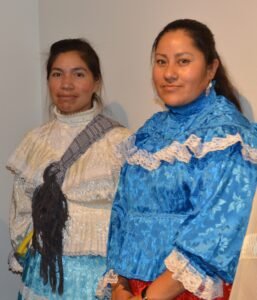 Dos mujeres mazahuas en la inauguración de la exposición Arte Sano 4.0 en 2015; imagen de archivo, no del programa Kjimi.