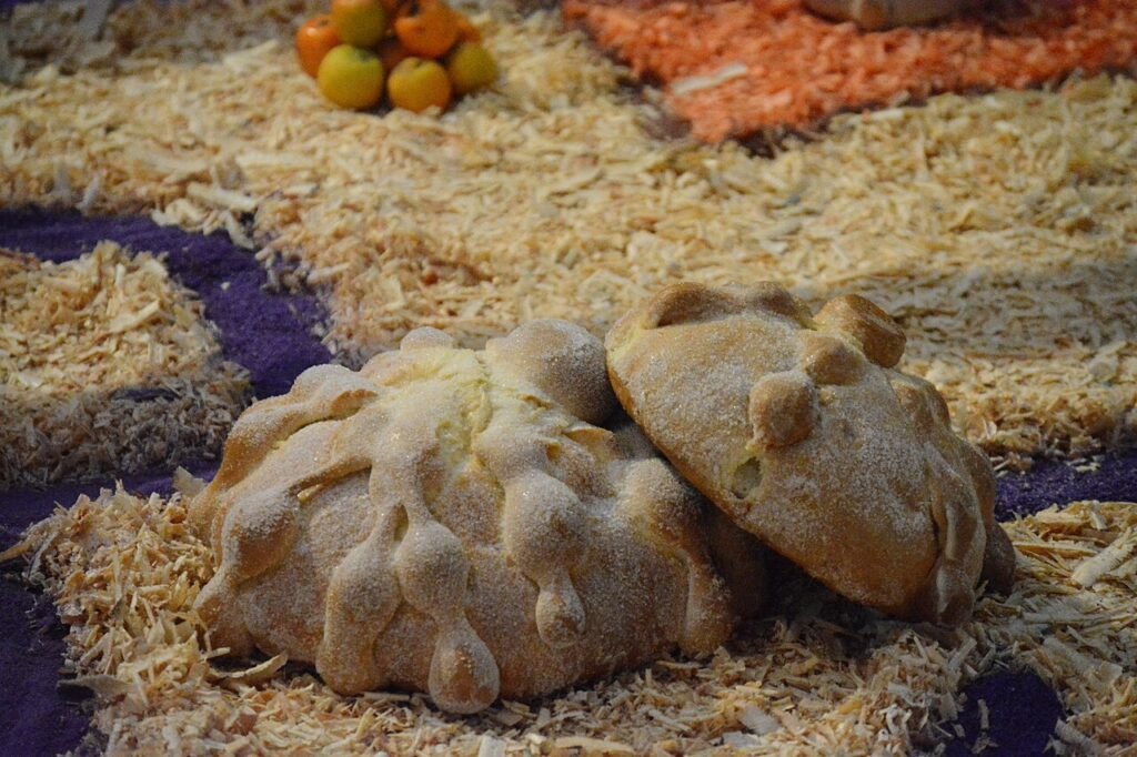 Panes de muerto colocados en una ofrenda de Día de Muertos.