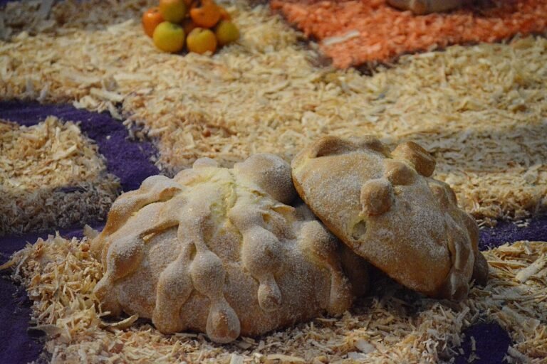 Panes de muerto colocados en una ofrenda de Día de Muertos.