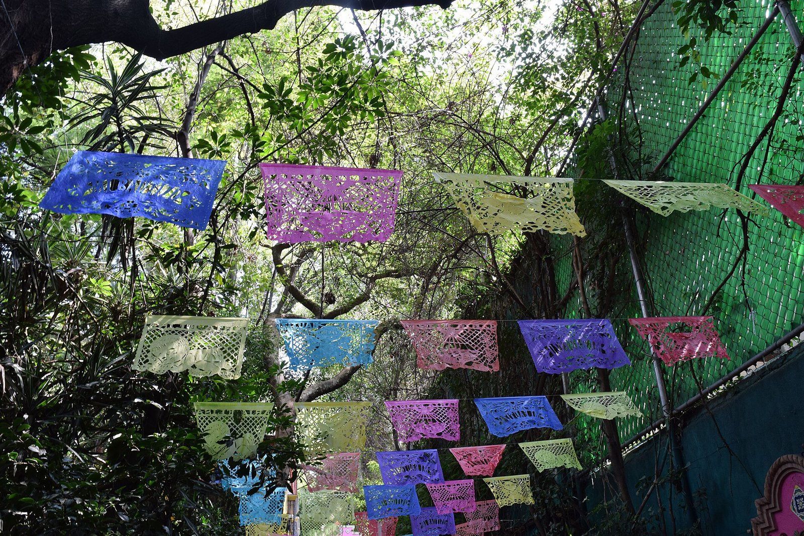 Papel picado colocado en Coyoacán para las celebraciones de Día de Muertos de 2019; imagen de archivo.