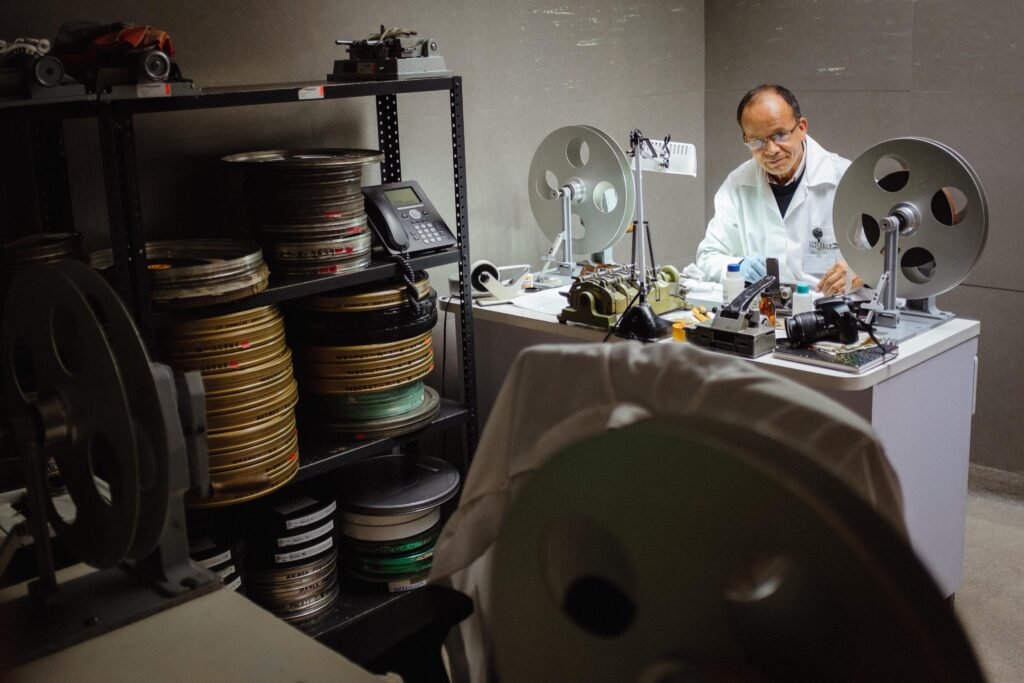 Trabajo de restauración de una película de nitrato en la Cineteca Nacional.