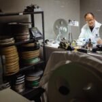 Trabajo de restauración de una película de nitrato en la Cineteca Nacional.