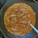 Sopa de fideo preparada en México.