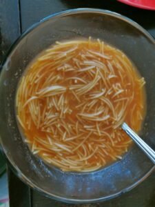 Sopa de fideo preparada en México.
