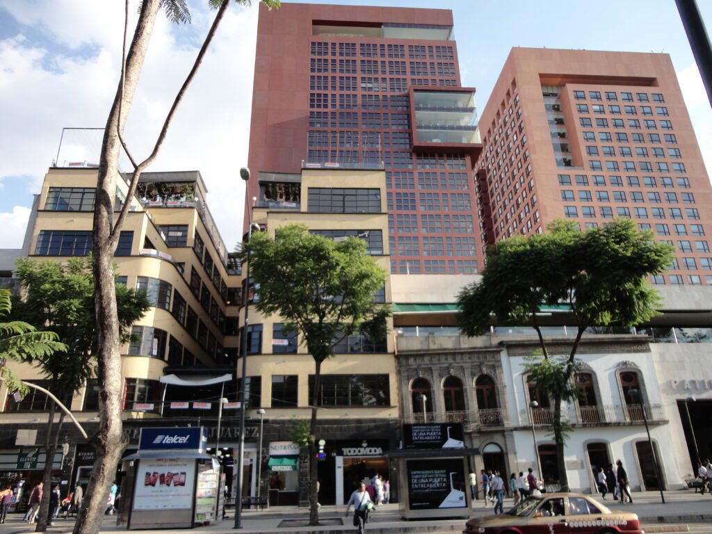 Edificios de la Secretaría de Relaciones Exteriores y del Tribunal Superior de Justicia vistos desde la Alameda Central en 2013; imagen de archivo.
