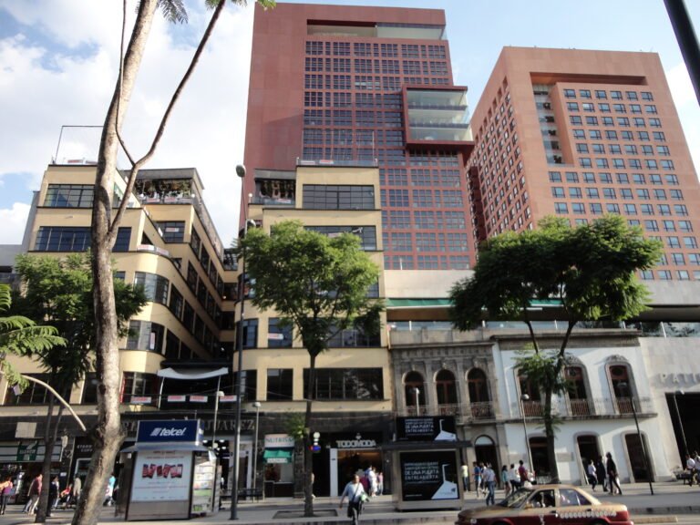 Edificios de la Secretaría de Relaciones Exteriores y del Tribunal Superior de Justicia vistos desde la Alameda Central en 2013; imagen de archivo.