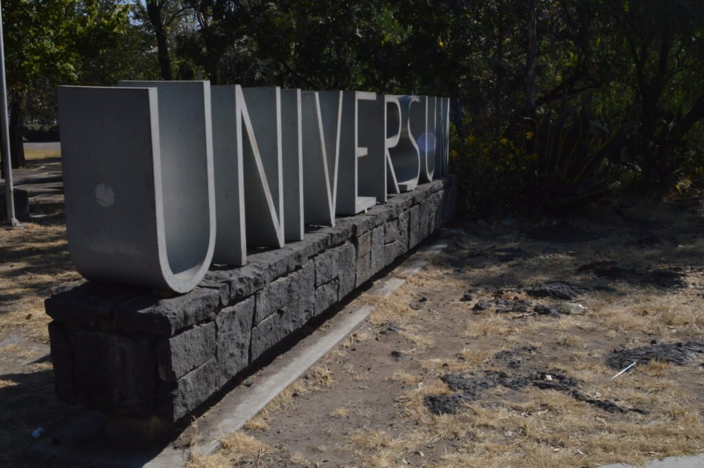 Señal exterior de Universum en Ciudad Universitaria en 2012; archivo, no muestra la Megaofrenda de 2026.